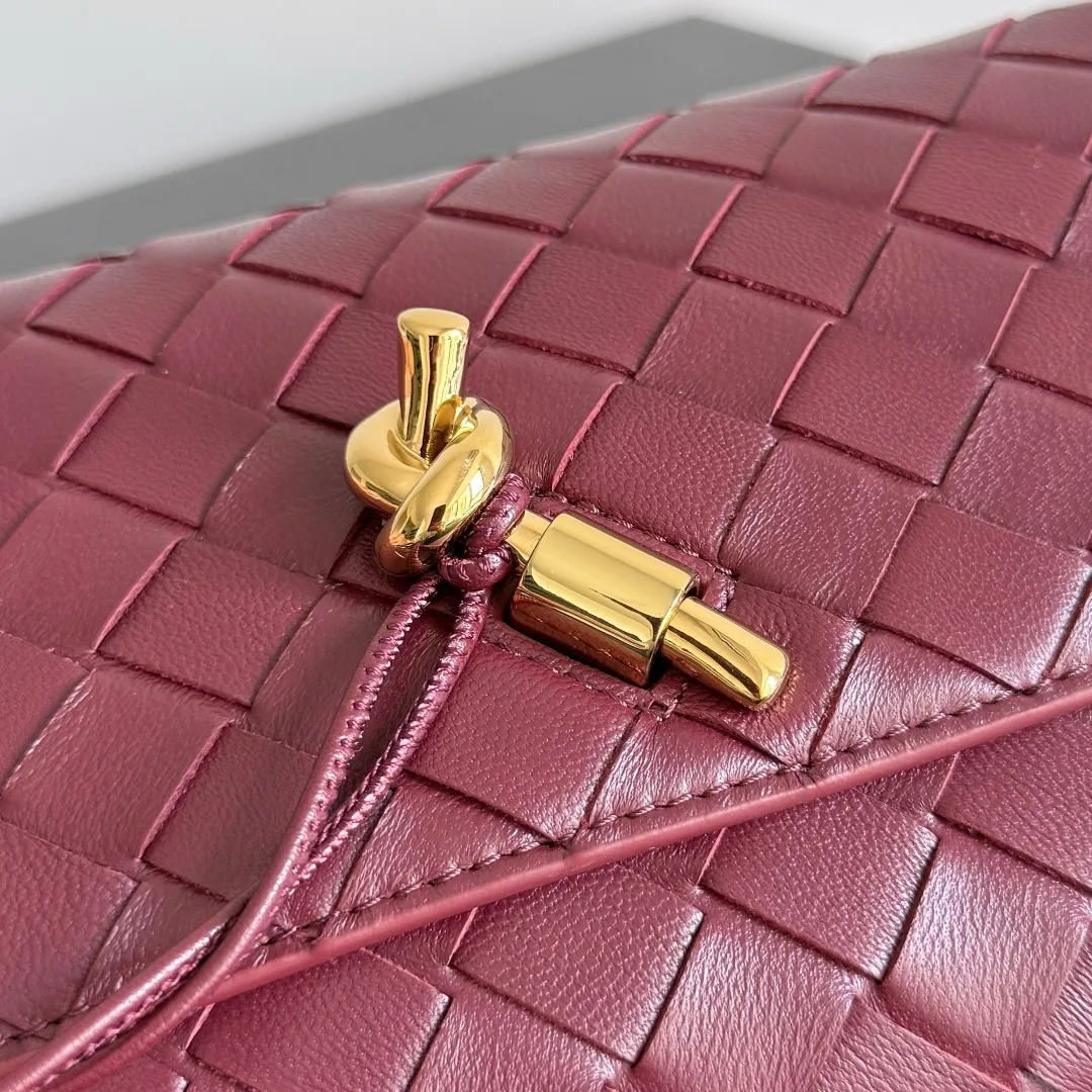 Batch 1560 Bottega Veneta 2025 early autumn series Andiamo handbag, a really good bag, mini crossbody bag, classic woven leather clutch, metallic button and rope closure, simple but not simple, elegant texture, elegant weaving attitude. Style No.: 836940 Color: Barro Red Size: 19*12.6*2cm